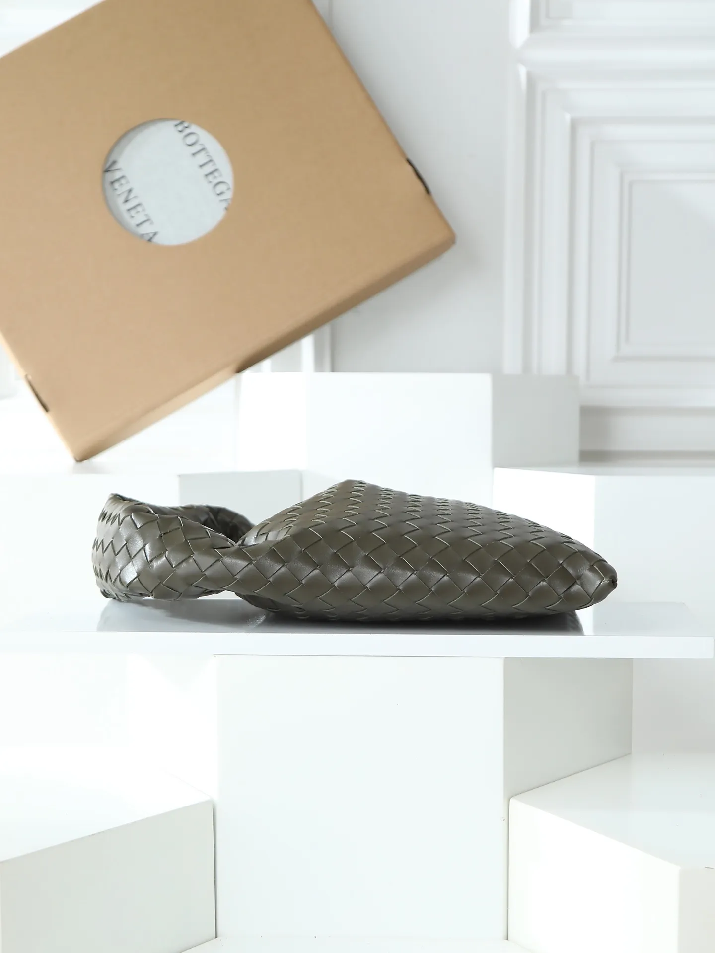 1180. #Bv’s new medium size HO 796262. The bag body and handles are made of a whole piece of woven leather. The bag body is soft and lazy. Ho symbolizes the praise of innovation and eternal craftsmanship [love]. The pyramid silhouette combines practicality and fashion. It is modern and casual. The double-sided closure design of the bag mouth is more convenient and safe! Made of soft cowhide and full of texture, this is a must-have for fashionable ladies who like minimalism, comfort and casualness! Dimensions: 46x21x10